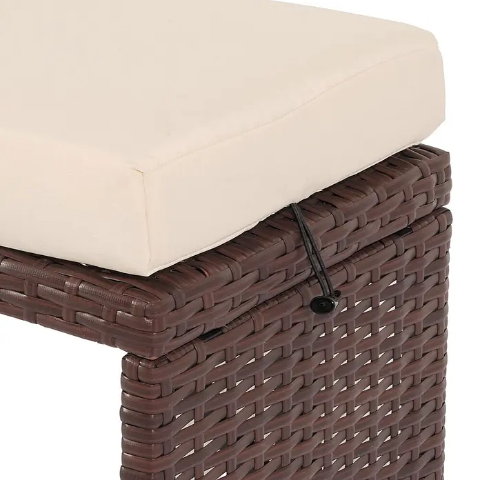 Proregal Gartenbank Poly-Rattan Kissen Creme - Polyester, Braun - Nahaufnahme eines braunen Outdoor-Rattan-Hockers mit cremefarbenem Kissen, das mit einer schwarzen Gummikordel befestigt ist.