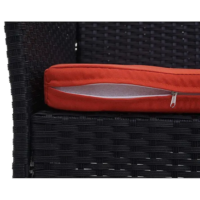 Proregal Gartenbank Kissen Terrakotta - Polyester, Schwarz - Schwarzer Rattan-Stuhl mit orangefarbenem Kissen; Bezug teilweise geöffnet.