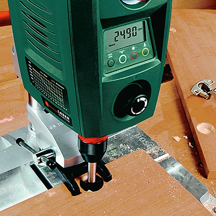 Bosch Tischbohrmaschine PBD 40 - Hub: 90 mm - Ein grüner, digitaler Bosch PBD 40 Tischbohrer bohrt präzise ein Loch in ein Holzbrett. Präzision und Kontrolle für jeden Heimwerker.