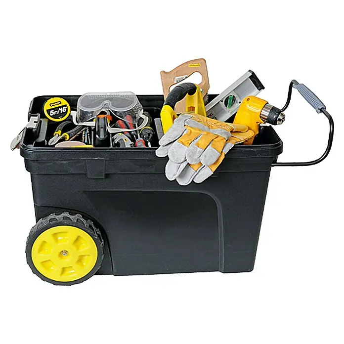 Stanley Aufbewahrungs- & Transportbox - Kunststoff, Ohne Werkzeug, Fassungsvermögen: 53 l - Bild einer Werkzeugkiste mit gelben Rädern, gefüllt mit Werkzeugen wie Bohrmaschine, Hammer, Schraubenzieher, Schutzbrille, Maßband und Handschuhen.