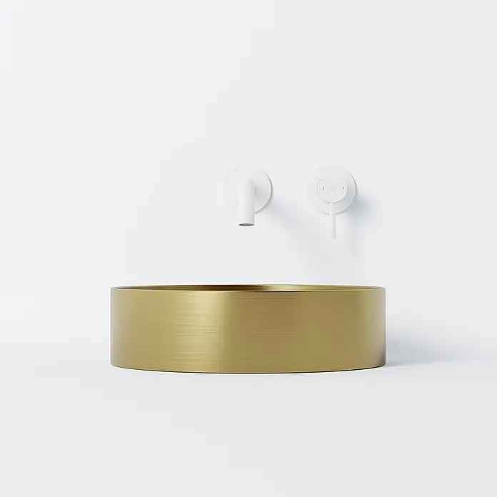 Vola Waschtisch -  - Rundes Waschbecken aus gebürstetem Goldmetall mit weißer Wandarmatur und Hahn.