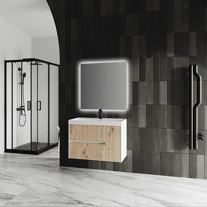 Kiamami Valentina Badmöbel-Set - Braun - Moderner wandhängender Waschtisch mit heller Holzlamellenfront, weißem Waschbecken, schwarzem Wasserhahn und beleuchtetem Spiegel.