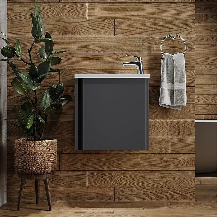 Vicco Badmöbel-Set Kleo Anthrazit 2 Teile - Gesamtbreite Badmöbel: 49 cm, Anthrazit, Matt - Dunkelgrauer wandhängender Badezimmerschrank mit weißer Platte und Chromarmatur in Holzbadezimmer, neben Pflanze.