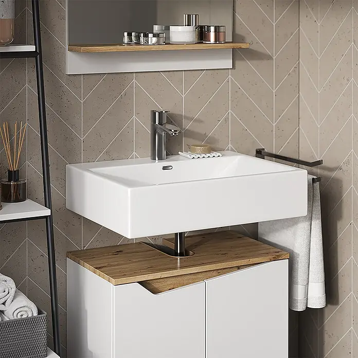 Vicco Badmöbel-Set Marelle Weiß 2 Teile - Gesamtbreite Badmöbel: 60 cm, Weiß, Matt - Weißes, rechteckiges Keramikwaschbecken mit Chromarmatur über weißem Badunterschrank mit Holzarbeitsplatte und Handtuchhalter.
