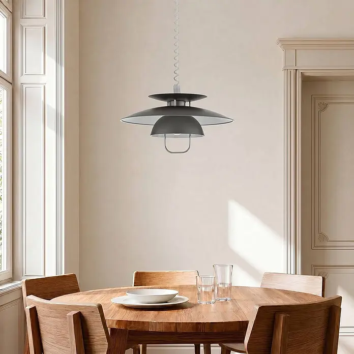 Lindby Pendelleuchte Nadija - L x B x H: 43 x 43 x 28 cm, alu / grau / zink, grau, weiß, E27 - Dunkelgraue, mehrstufige Pendelleuchte mit weißem Spiralkabel über einem Esstisch aus Holz.