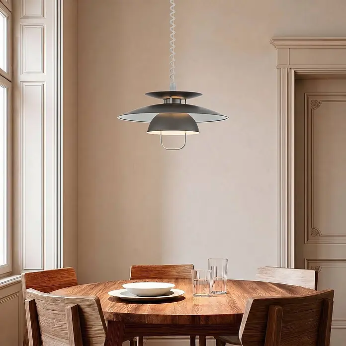 Lindby Pendelleuchte Nadija - L x B x H: 43 x 43 x 28 cm, alu / grau / zink, grau, weiß, E27 - Eine dunkelgraue, mehrstufige Pendelleuchte hängt über einem Holzesstisch in einem gemütlichen Raum.