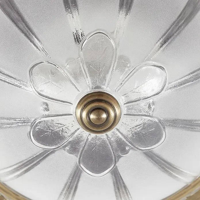 Lindby Deckenleuchte Henja - bronze / altmessing - Nahaufnahme einer klaren und satinierten Glasschirmleuchte mit Blumenmuster und zentraler Messingfassung.