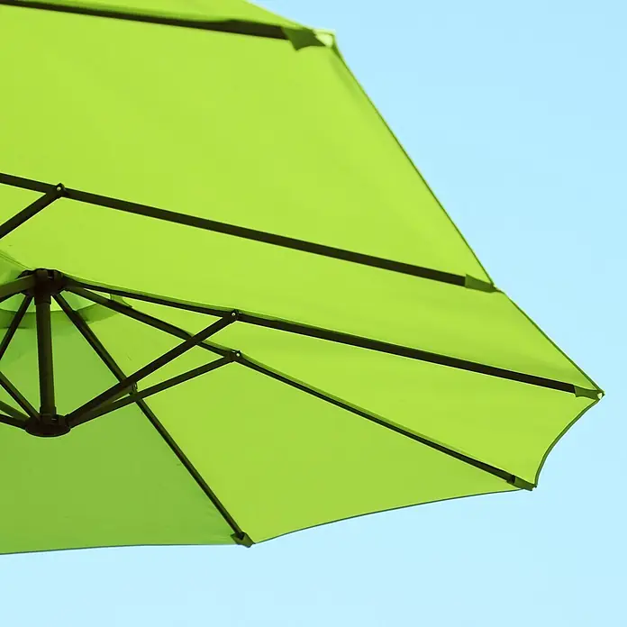 Outsunny Marktschirm - Grün - Leuchtend grüner Sonnenschirm von unten vor blauem Himmel.