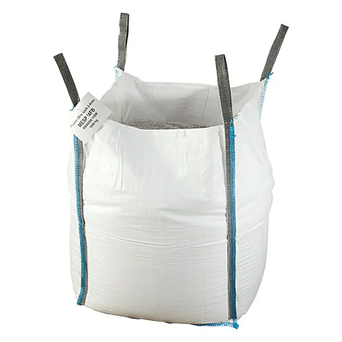 Streu- & Pflastersplitt - 850 kg, Körnung: 2 mm - 5 mm - Ein weißer Big Bag, gefüllt mit Material, mit vier Trageschlaufen zum einfachen Transport und einer gut sichtbaren Produktkennzeichnung.