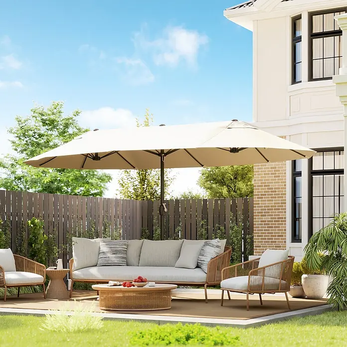 Outsunny Marktschirm - Beige - Outdoor-Rattanmöbel-Set mit Sofa, Stühlen und Couchtisch, unter einem großen beigen Sonnenschirm auf einer Terrasse.