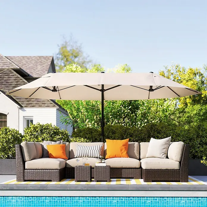 Outsunny Marktschirm - Beige - Großes braunes Outdoor-Sofa-Set aus Polyrattan mit beigen Kissen und einem beigen Doppel-Sonnenschirm am Pool.