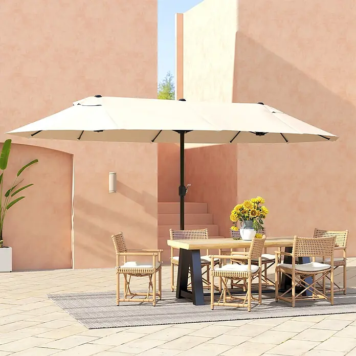 Outsunny Marktschirm - Beige - Outdoor-Essgruppe mit Rattan-Stühlen, Holztisch und beigem Doppel-Sonnenschirm spendet Schatten auf der Terrasse.