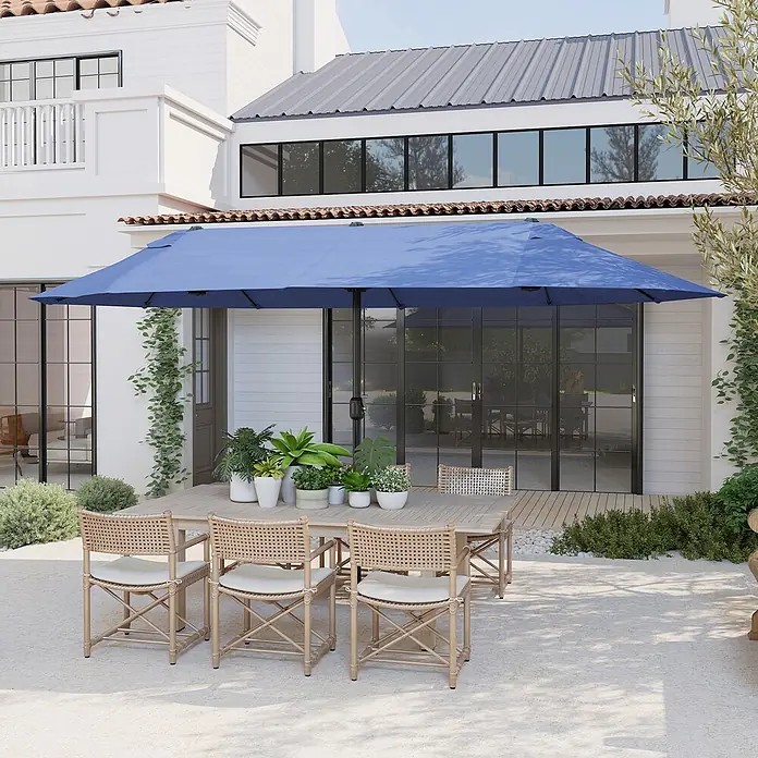 Outsunny Marktschirm - Blau - Eine Outdoor-Essgruppe mit geflochtenen Stühlen und Holztisch, beschattet von einem großen blauen Sonnenschirm, bereit für Mahlzeiten im Freien.