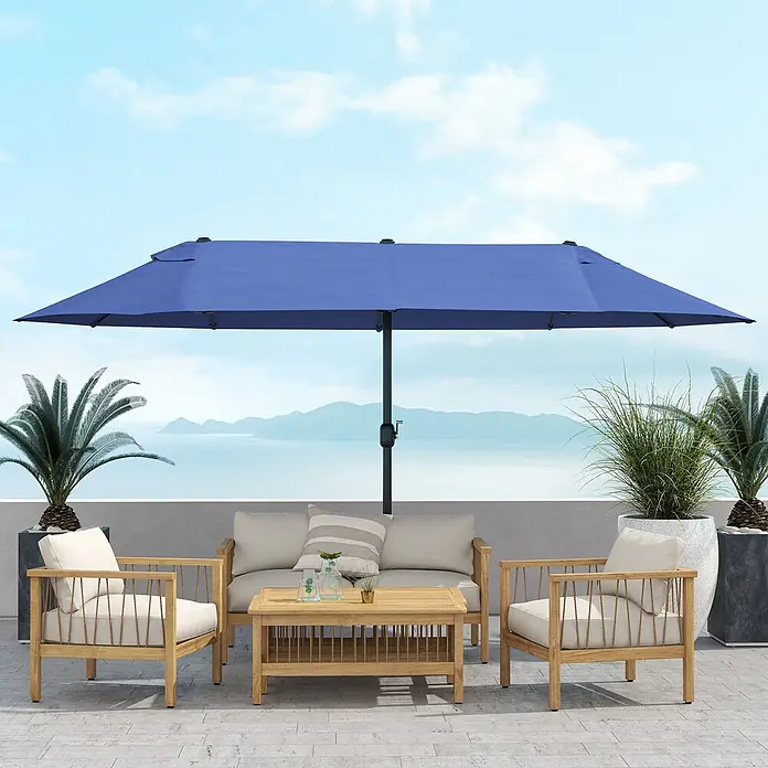 Outsunny Marktschirm - Blau - Blauer rechteckiger Sonnenschirm beschattet eine hölzerne Outdoor-Couch, zwei Sessel und einen Couchtisch mit hellen Kissen auf einer Terrasse.