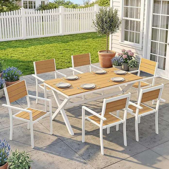 Outsunny Gartentisch-Set - Gesamtumfang: 7 -tlg., Aluminium, Kunstholz - Weiß-gerahmtes Terrassen-Essgruppe mit Holzlattentisch und acht Stühlen, bereit für Mahlzeiten im Freien.