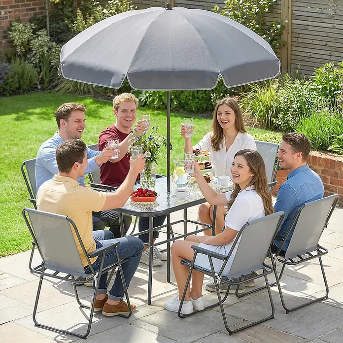 Outsunny Gartentisch-Set - Gesamtumfang: 8 -tlg., Stahl, Netzstoff, Polyester, Gehärtetes Glas, Klappbar - Graues Garten-Essgruppe mit Sonnenschirm und sechs Stühlen, Personen genießen eine Mahlzeit am gesprenkelten Glastisch.