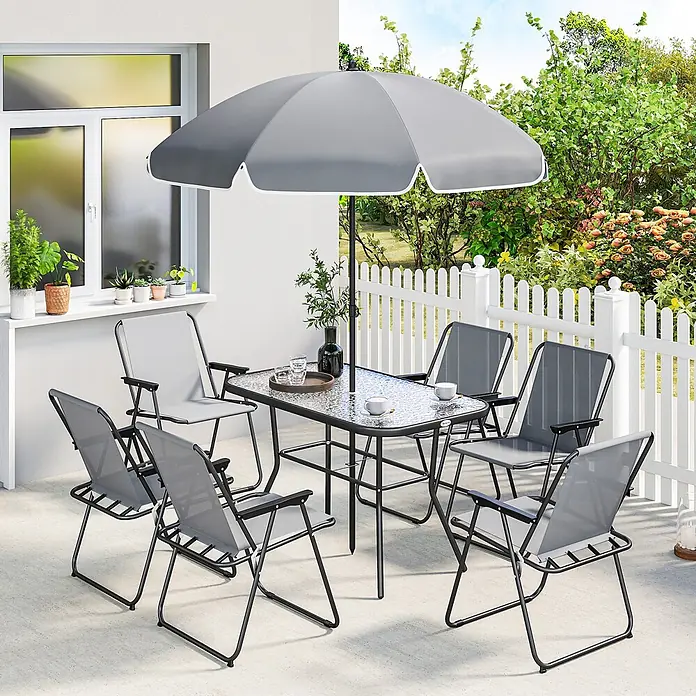 Outsunny Gartentisch-Set - Gesamtumfang: 8 -tlg., Stahl, Netzstoff, Polyester, Gehärtetes Glas, Klappbar - Graues und schwarzes Terrassen-Essgarnitur mit Glastisch, sechs Klappstühlen und grauem Sonnenschirm auf einer sonnigen Terrasse.