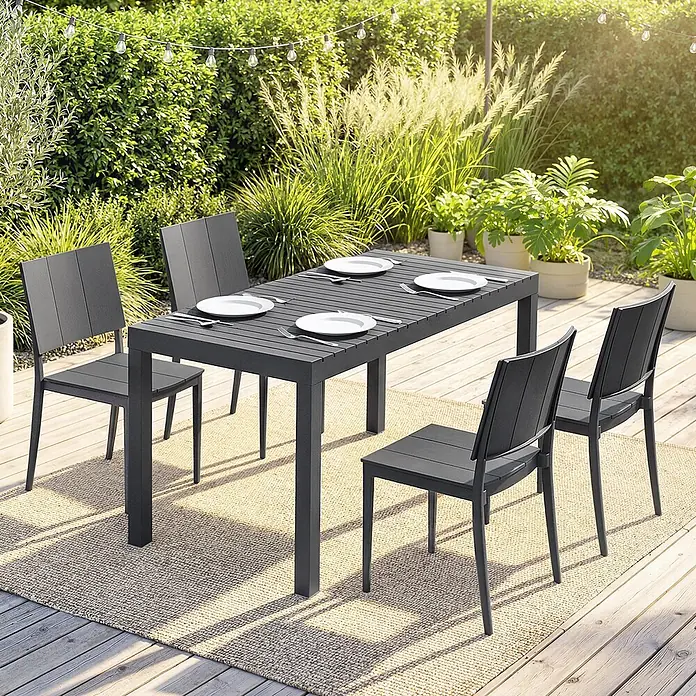 Outsunny Gartentisch-Set - Gesamtumfang: 5 -tlg., L x B x H: 141,5 x 70,5 x 74,5 cm, Metall, Kunststoff, Stapelbar - Dunkelgraues Outdoor-Essgruppe mit Lattenrosttisch und vier Stühlen auf einem beigen Teppich auf einer Holzterrasse in sonniger Gartenumgebung.