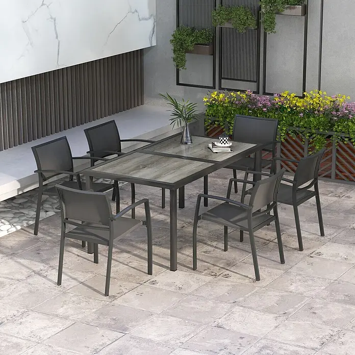 Outsunny Gartentisch-Set - Gesamtumfang: 7 -tlg., L x B x H: 150 x 87 x 72 cm, Stahl, Mesh, SPCC-Kunststoff, Stapelbar - Outdoor-Essgruppe mit grauem Holz-Tisch und dunklem Metallgestell sowie sechs dunkelgrauen Stühlen auf einer gefliesten Terrasse.