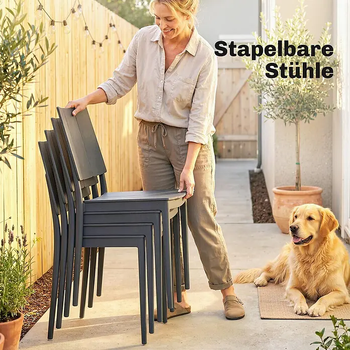 Outsunny Gartentisch-Set - Gesamtumfang: 5 -tlg., L x B x H: 141,5 x 70,5 x 74,5 cm, Metall, Kunststoff, Stapelbar - Eine Frau stapelt dunkelgraue, moderne Stapelstühle im Freien, die ihr platzsparendes Design hervorheben.