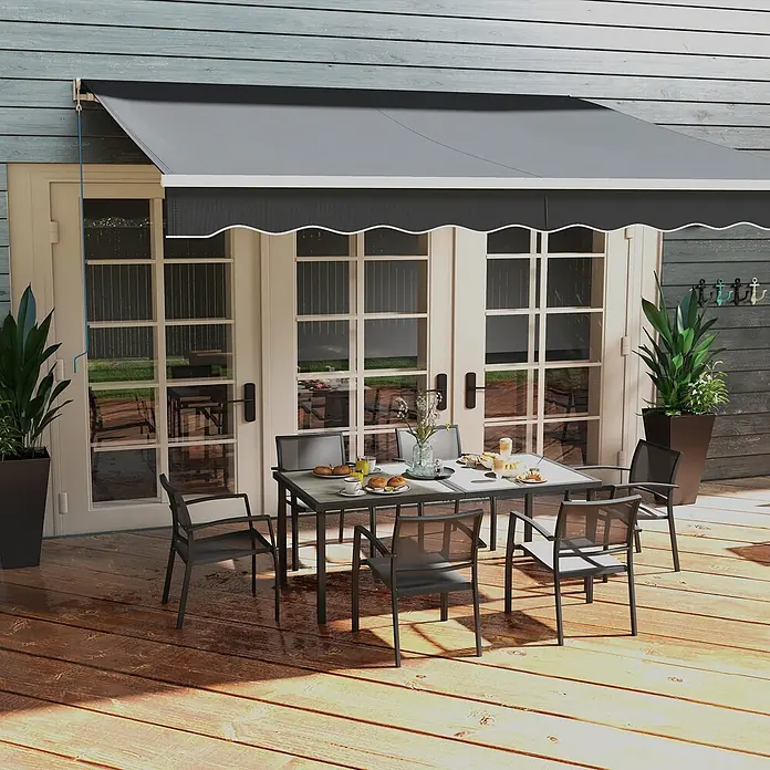 Outsunny Gartentisch-Set - Gesamtumfang: 7 -tlg., L x B x H: 150 x 87 x 72 cm, Stahl, Mesh, SPCC-Kunststoff, Stapelbar - Dunkelgraue, ausfahrbare Markise, die Schatten über einer Terrasse mit Essgruppe spendet.