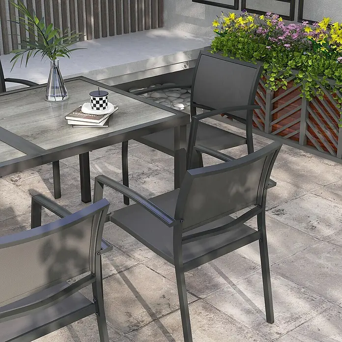 Outsunny Gartentisch-Set - Gesamtumfang: 7 -tlg., L x B x H: 150 x 87 x 72 cm, Stahl, Mesh, SPCC-Kunststoff, Stapelbar - Dunkelgraue Outdoor-Essgruppe aus Metall mit Holzoptik-Tischplatte und Netzstühlen auf einer Terrasse.