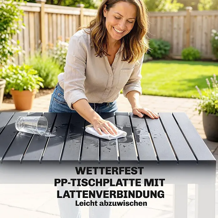 Outsunny Gartentisch-Set - Gesamtumfang: 5 -tlg., L x B x H: 141,5 x 70,5 x 74,5 cm, Metall, Kunststoff, Stapelbar - Frau wischt einen dunkelgrauen Lamellen-Gartentisch mit verschüttetem Glas und Wasser ab, was seine wetterfeste und pflegeleichte PP-Oberfläche hervorhebt.
