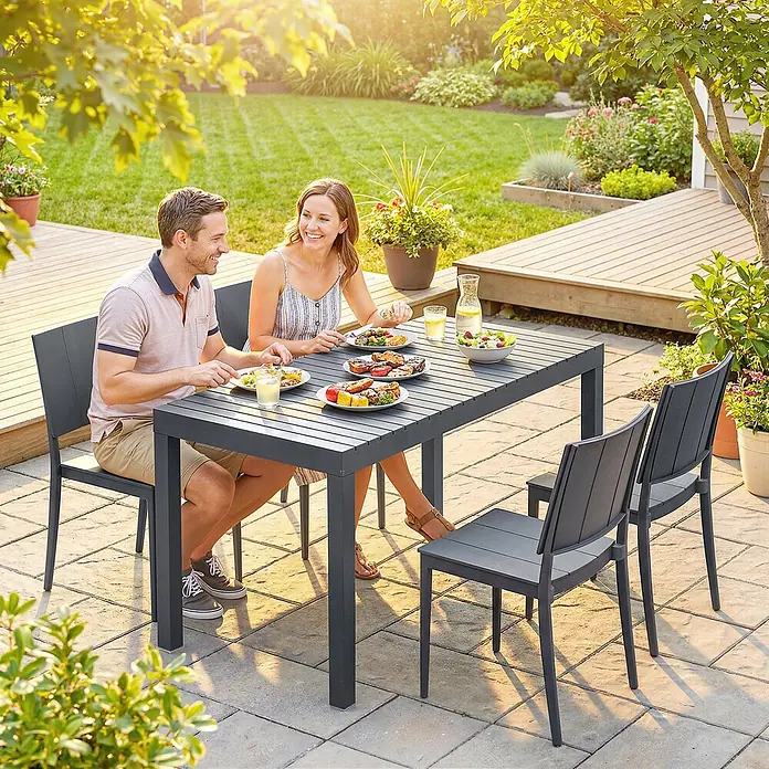 Outsunny Gartentisch-Set - Gesamtumfang: 5 -tlg., L x B x H: 141,5 x 70,5 x 74,5 cm, Metall, Kunststoff, Stapelbar - Graues, lamellenförmiges Terrassen-Essset mit Tisch und Stühlen, von einem Paar beim Essen im Freien genutzt.