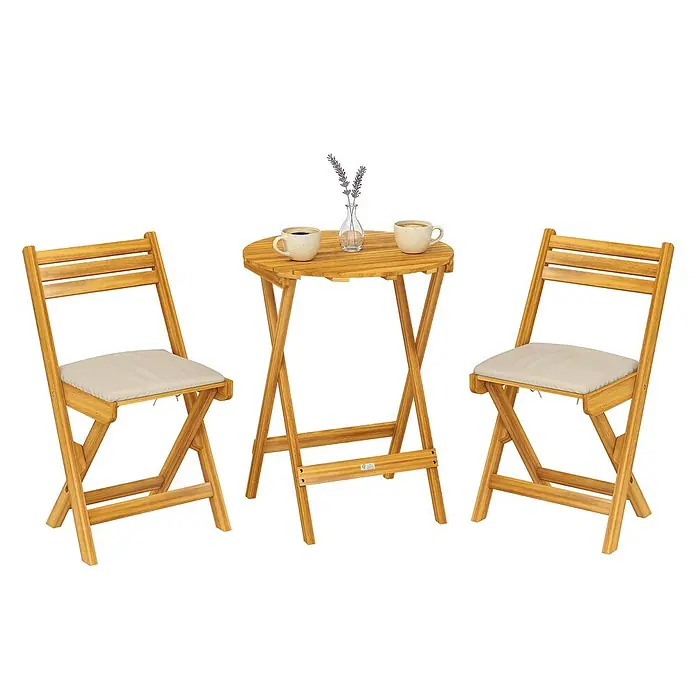 Outsunny Gartentisch-Set - Gesamtumfang: 3 -tlg., Akazienholz, Polyester, Schaumstoff, PP-Baumwolle, Klappbar - Klappbares Bistro-Set aus Naturholz mit rundem Tisch, zwei Tassen und Vase sowie zwei Stühlen mit hellen Kissen.