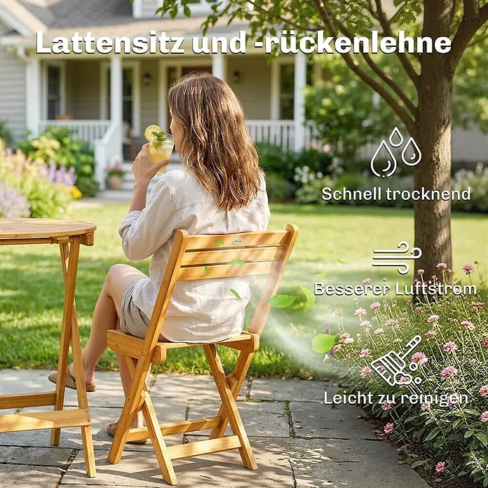 Outsunny Gartentisch-Set - Gesamtumfang: 3 -tlg., Akazienholz, Polyester, Schaumstoff, PP-Baumwolle, Klappbar - Heller, lattenförmiger Holz-Gartenstuhl und Tisch, von einer Frau im Garten genutzt, mit schnellem Trocknen, besserem Luftstrom und leichter Reinigung.