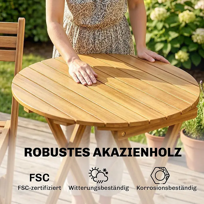 Outsunny Gartentisch-Set - Gesamtumfang: 3 -tlg., Akazienholz, Polyester, Schaumstoff, PP-Baumwolle, Klappbar - Runder Gartentisch aus Akazienholz mit Lattenplatte, Hände ruhen darauf. Robust und wetterbeständig.