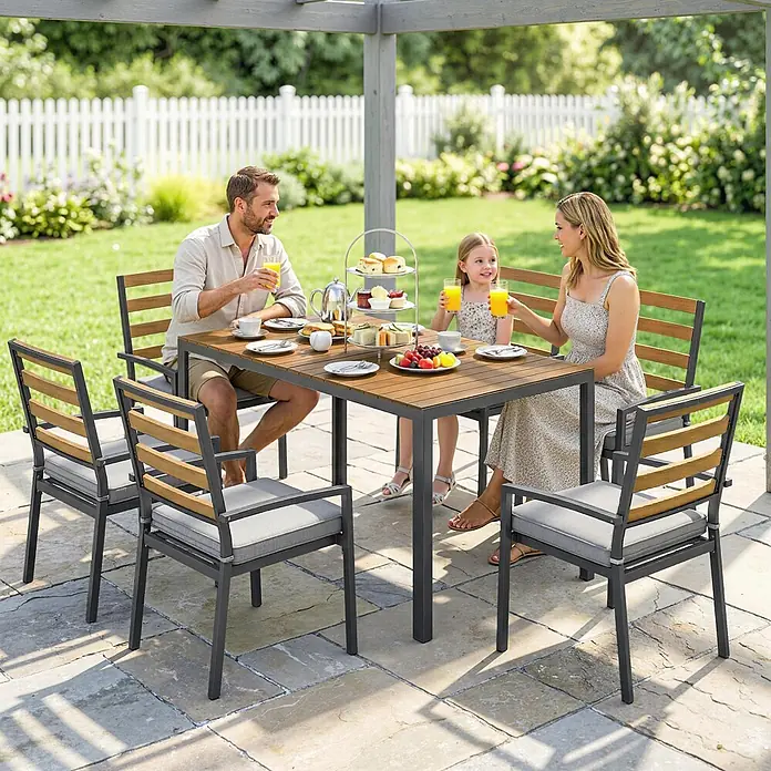 Outsunny Gartentisch-Set - Gesamtumfang: 7 -tlg., Galvanisierter Stahl, Metall, Baumwolle, Holz-Kunststoff-Verbundstoffe - Ein Outdoor-Essgruppe mit dunkelgrauem Metallrahmen, Holzlatten und grauen Kissen, von einer Familie auf einer Terrasse genutzt.