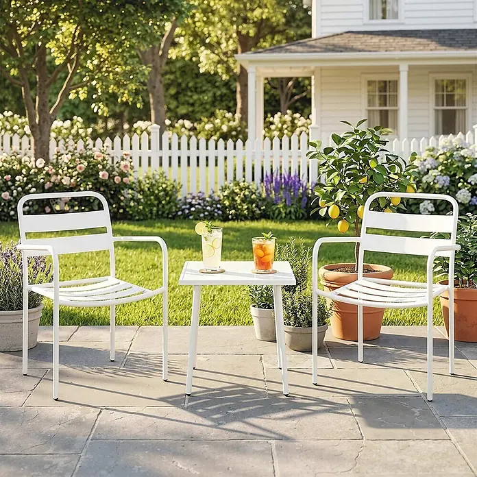 Outsunny Gartentisch-Set - Gesamtumfang: 3 -tlg., Verzinkter Stahl, Gehärtetes Glas - Weißes Outdoor-Essset mit zwei Stühlen und einem Tisch auf einer Terrasse.