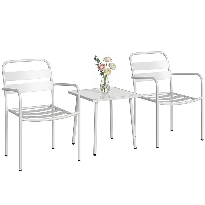 Outsunny Gartentisch-Set - Gesamtumfang: 3 -tlg., Verzinkter Stahl, Gehärtetes Glas - Weißes Metall-Bistro-Set für den Außenbereich mit zwei Stühlen und quadratischem Tisch, verziert mit einer Blumenvase.