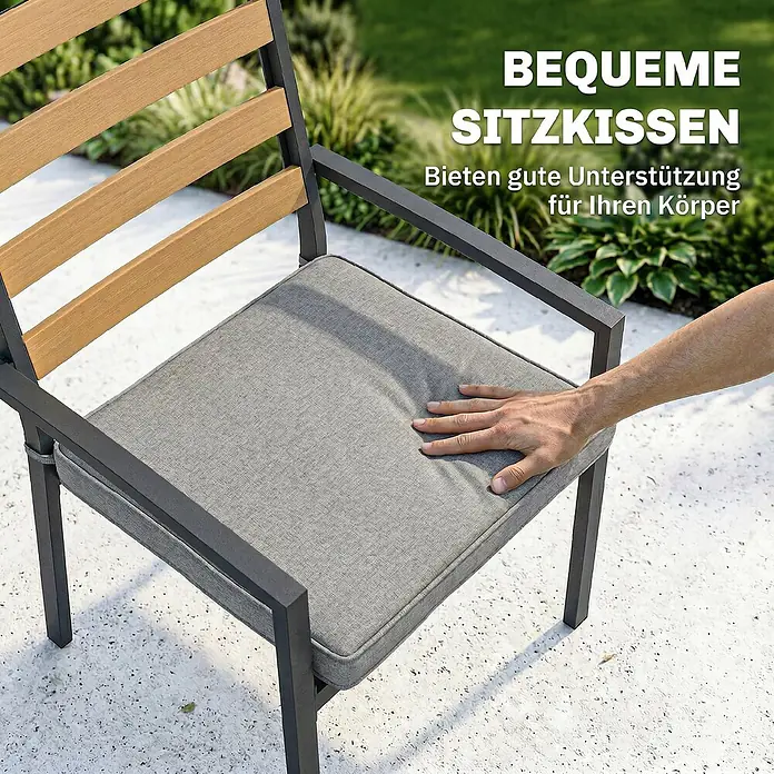 Outsunny Gartentisch-Set - Gesamtumfang: 7 -tlg., Galvanisierter Stahl, Metall, Baumwolle, Holz-Kunststoff-Verbundstoffe - Gartenstuhl mit dunkelgrauem Gestell und Holzlehne, graues Komfort-Sitzkissen wird von einer Hand gedrückt.