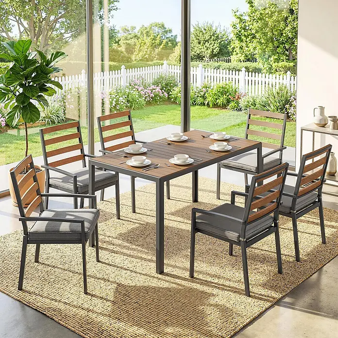 Outsunny Gartentisch-Set - Gesamtumfang: 7 -tlg., Galvanisierter Stahl, Metall, Baumwolle, Holz-Kunststoff-Verbundstoffe - Gartensitzgruppe für 6 Personen: dunkle Metallrahmen, Holzoptik-Latten, graue Kissen, Tischplatte in Holzoptik auf Teppich.