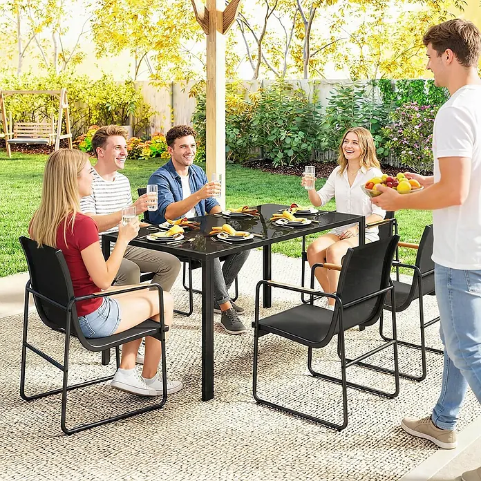 Outsunny Gartentisch-Set - Gesamtumfang: 7 -tlg., L x B x H: 150 x 80 x 73 cm, Verzinkter Stahl, Netzstoff, Gehärtetes Glas - Schwarze Gartengarnitur aus Metall mit rechteckigem Tisch und Stühlen mit Holzarmlehnen, im Freien genutzt.