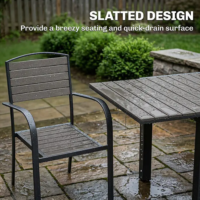 Outsunny Gartentisch-Set - Gesamtumfang: 7 -tlg., L x B x H: 225 x 85 x 75 cm, Aluminium, WPC, Stapelbar - Dunkelgrauer Lamellen-Terrassenstuhl und -Tisch auf nassem Pflaster, der das schnelle Abfließen zeigt.