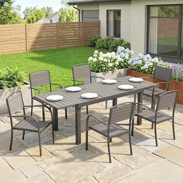 Outsunny Gartentisch-Set - Gesamtumfang: 7 -tlg., L x B x H: 225 x 85 x 75 cm, Aluminium, WPC, Stapelbar - Dunkelgraues Lamellen-Garten-Essgruppe mit Tisch und 8 Stühlen, auf einer Terrasse für Mahlzeiten im Freien arrangiert.