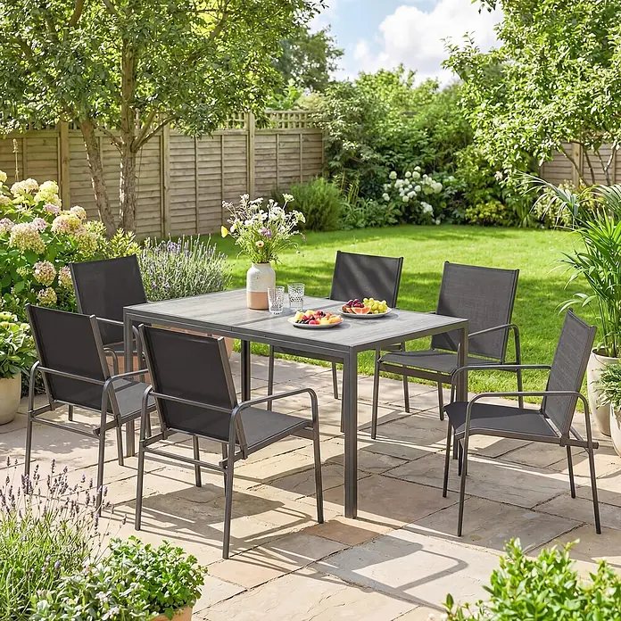 Outsunny Gartentisch-Set - Gesamtumfang: 7 -tlg., Verzinkter Stahl, PSPC, Mesh - Graues Gartenmöbel-Set mit sechs Stühlen auf einer Terrasse, bereit für Mahlzeiten im Freien im Garten.