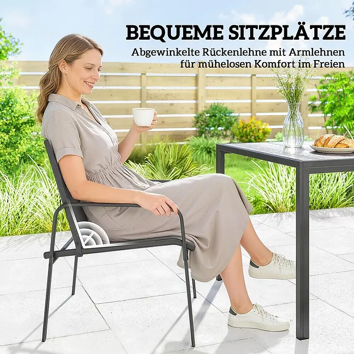 Outsunny Gartentisch-Set - Gesamtumfang: 7 -tlg., Verzinkter Stahl, PSPC, Mesh - Dunkelgrauer Gartenstuhl mit abgewinkelter Rückenlehne und Armlehnen, auf dem eine Frau bequem im Freien sitzt.