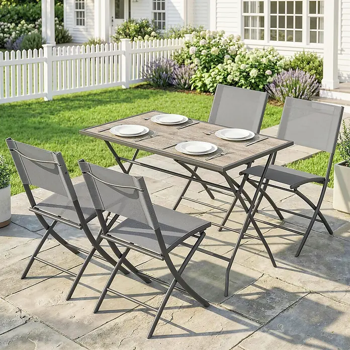 Outsunny Gartentisch-Set - Gesamtumfang: 5 -tlg., Stahl, Netzstoff, Kunststoff, Klappbar - Graues Garten-Ess-Set mit Holztisch und vier Stühlen, auf einer Terrasse vor Garten und Haus arrangiert.
