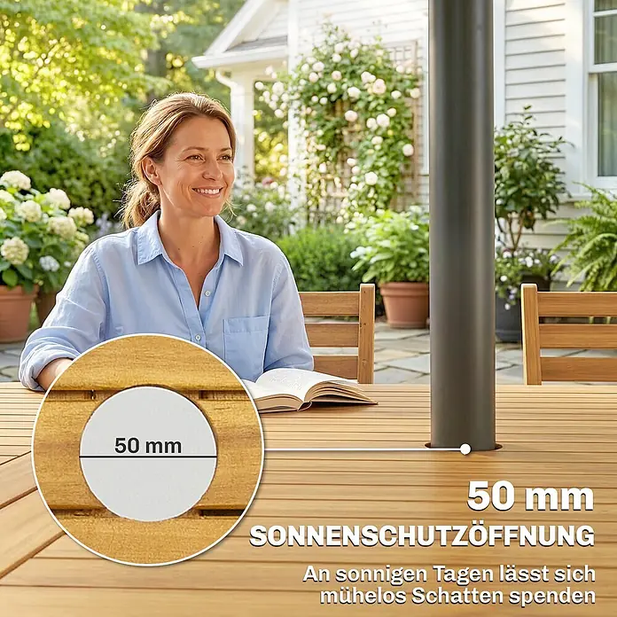 Outsunny Gartentisch-Set - Gesamtumfang: 7 -tlg., Akazienholz, Klappbar - Holz-Gartentisch mit 50mm Sonnenschutzöffnung für einfachen Schatten. Eine Frau sitzt am Tisch im sonnigen Garten.