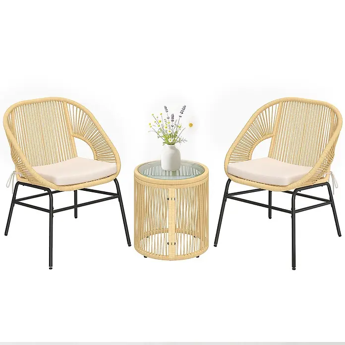 Outsunny Loungemöbel-Set - 3 -tlg., Stahl, PE-Rattan, Polyester, Hartglas, Schaumstoff, PP-Baumwolle, Beige - Gartenset mit zwei hellbraunen Korbstühlen, beigefarbenen Kissen, schwarzen Metallgestellen und einem passenden runden Korbtisch mit Glasplatte.