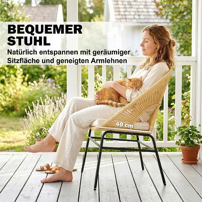 Outsunny Loungemöbel-Set - 3 -tlg., Stahl, PE-Rattan, Polyester, Hartglas, Schaumstoff, PP-Baumwolle, Beige - Bequemer Rattan-Sessel mit schwarzen Beinen, eine Frau entspannt darauf mit Katze. Sitzhöhe 49 cm.