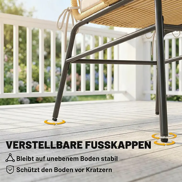 Outsunny Loungemöbel-Set - 3 -tlg., Stahl, PE-Rattan, Polyester, Hartglas, Schaumstoff, PP-Baumwolle, Beige - Nahaufnahme der dunklen Metallbeine eines Stuhls mit verstellbaren schwarzen Fußkappen auf Holzterrasse, für Stabilität und Bodenschutz.