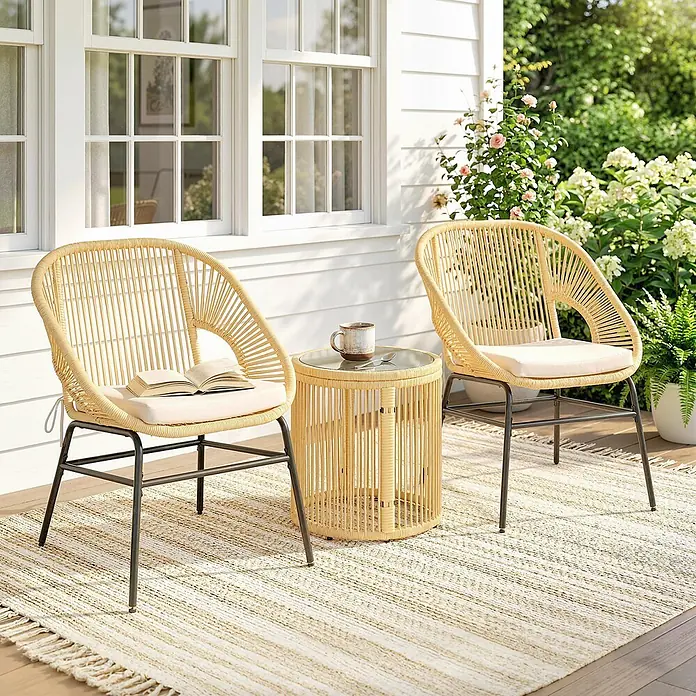 Outsunny Loungemöbel-Set - 3 -tlg., Stahl, PE-Rattan, Polyester, Hartglas, Schaumstoff, PP-Baumwolle, Beige - Zwei helle Korbsessel mit Kissen und ein passender runder Tisch auf einer Veranda.