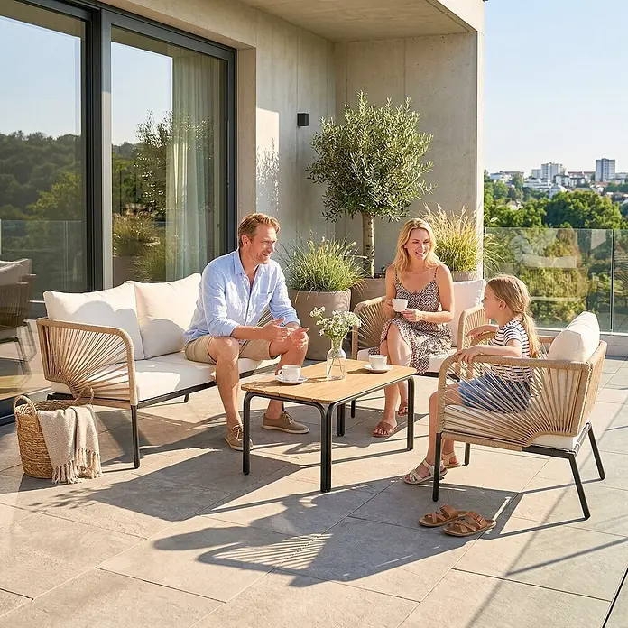 Outsunny Loungemöbel-Set - 4 -tlg., Metall, PE-Rattan, WPC, Polyester, Schaumstoff, PP-Baumwolle, Weiß, Braun - Familie genießt Kaffee auf einem modernen Outdoor-Loungeset mit cremefarbenen Kissen, geflochtenen Seildetails und Holztisch.