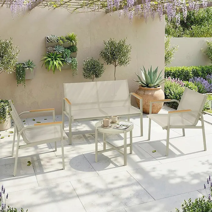 Outsunny Loungemöbel-Set - 4 -tlg., Metall, Texteline, Sicherheitsglas, Grün - Ein hellbeiges Outdoor-Möbelset mit zwei Sesseln, einem Zweisitzer und einem runden Couchtisch mit Holzarmlehnen auf einer Terrasse.