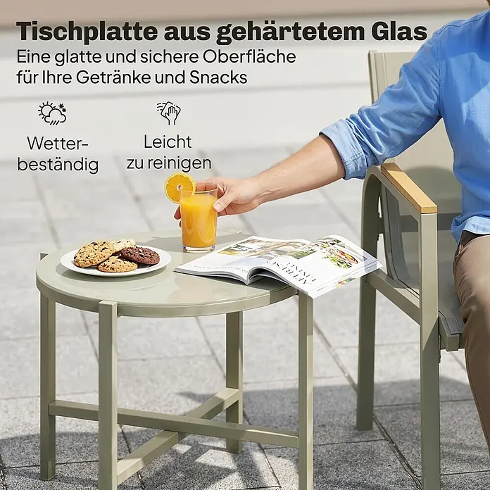 Outsunny Loungemöbel-Set - 4 -tlg., Metall, Texteline, Sicherheitsglas, Grün - Runder sagegrüner Outdoor-Beistelltisch mit robuster Glasplatte, für Snacks und Getränke auf einer Terrasse.